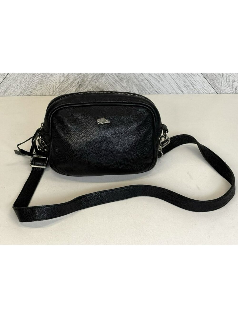 ROOTS Canada Black Pebbled Leather Purse Camera Style Crossbody Bag Beaver Logo